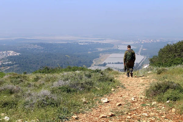 Silahların saldırı ve savunma için bir konu olduğunu. 