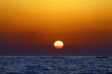 Gökyüzünün rengi ve türünü bağlıdır günün saati, yıl ve ana hava zaman 