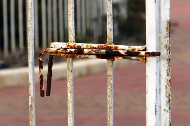 Çit - geçiş için yangın dolapları ve gates geçiş için başka bir bölgede, bir çit korumak için hizmet yapmak. 