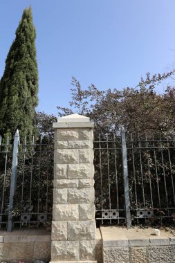 Çit - geçiş için yangın dolapları ve gates geçiş için başka bir bölgede, bir çit korumak için hizmet yapmak. 
