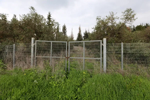 Çit - geçiş için yangın dolapları ve gates geçiş için başka bir bölgede, bir çit korumak için hizmet yapmak. 