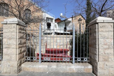 Çit - geçiş için yangın dolapları ve gates geçiş için başka bir bölgede, bir çit korumak için hizmet yapmak. 