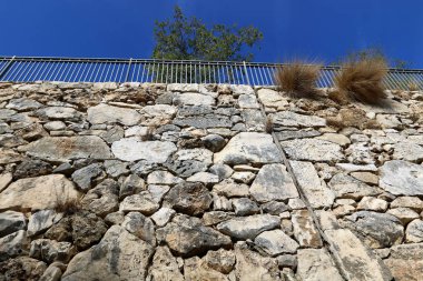 Çit - geçiş için yangın dolapları ve gates geçiş için başka bir bölgede, bir çit korumak için hizmet yapmak. 