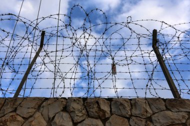 Çit - geçiş için yangın dolapları ve gates geçiş için başka bir bölgede, bir çit korumak için hizmet yapmak. 