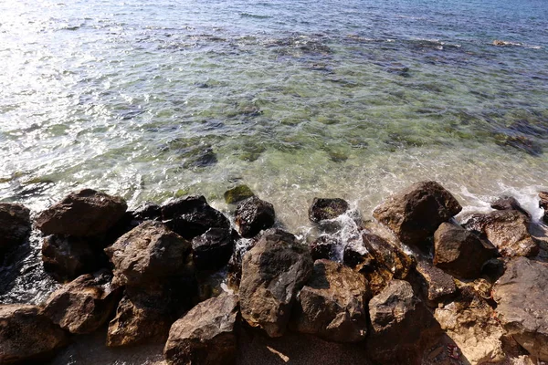 Pedras Encontram Nas Margens Mar Mediterrâneo Norte Israel — Fotografia de Stock