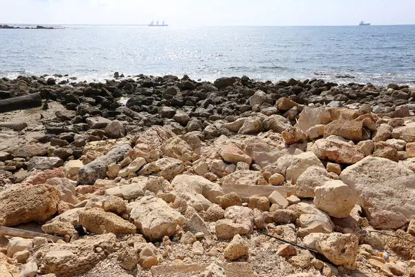 Kuzey İsrail ' Akdeniz'in kıyısında taş yalan 