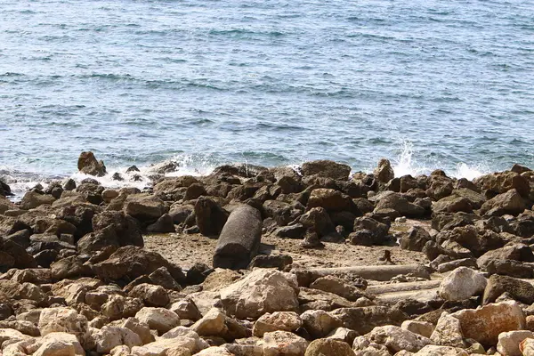 Pedras Encontram Nas Margens Mar Mediterrâneo Norte Israel — Fotografia de Stock