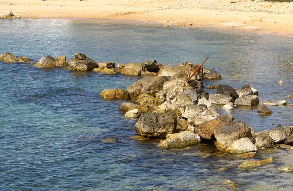 Kuzey İsrail ' Akdeniz'in kıyısında taş yalan 