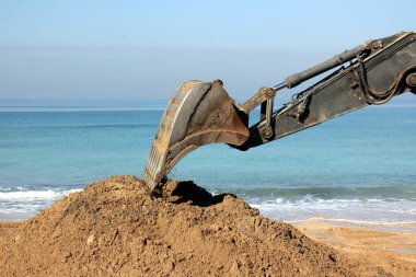 Akdeniz kıyısında büyük bir ekskavatör kazma kum mu 