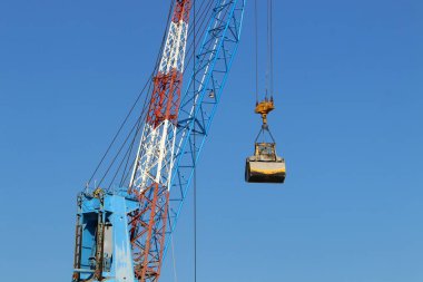 Akdeniz kıyısında büyük bir ekskavatör kazma kum mu 