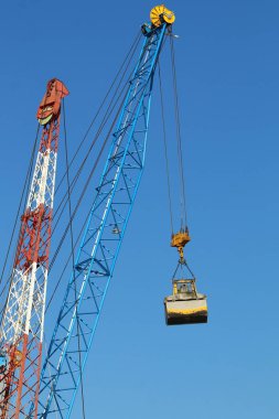 Akdeniz kıyısında büyük bir ekskavatör kazma kum mu 