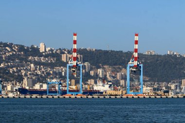 Akdeniz kıyısında büyük bir ekskavatör kazma kum mu 