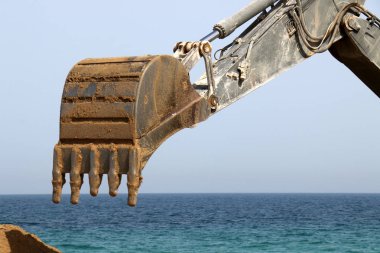 Akdeniz kıyısında büyük bir ekskavatör kazma kum mu 