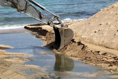 Akdeniz kıyısında büyük bir ekskavatör kazma kum mu 