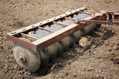 Akdeniz kıyısında büyük bir ekskavatör kazma kum mu 