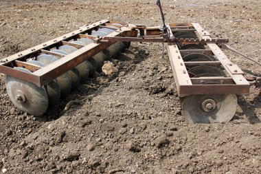 Akdeniz kıyısında büyük bir ekskavatör kazma kum mu 