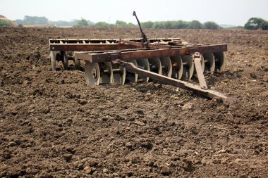 Akdeniz kıyısında büyük bir ekskavatör kazma kum mu 