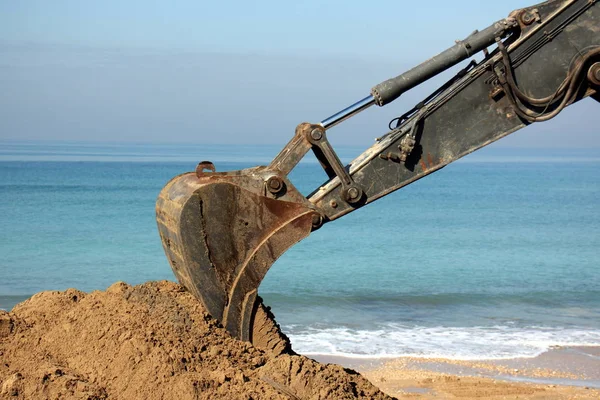 Vid Stranden Medelhavet Sand Att Gräva Stor Grävmaskin — Stockfoto