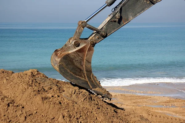 Vid Stranden Medelhavet Sand Att Gräva Stor Grävmaskin — Stockfoto