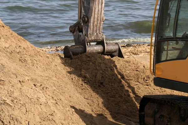 Akdeniz kıyısında büyük bir ekskavatör kazma kum mu 