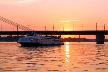 gemi - büyük kargo ve yolcu aracı 