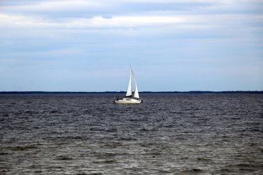 Sabahın ilk saatlerinde ve gündoğumu göl kenarında 