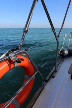 Akdeniz'de bir yatta büyük beyaz yelken 