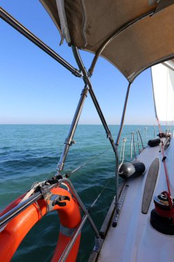 Akdeniz'de bir yatta büyük beyaz yelken 