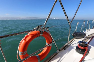 Akdeniz'de bir yatta büyük beyaz yelken 