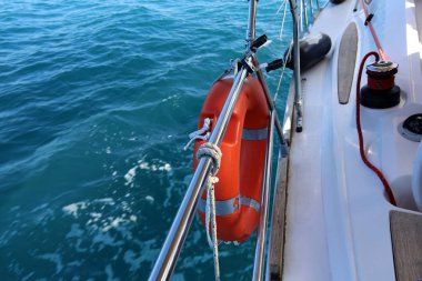 Akdeniz'de bir yatta büyük beyaz yelken 