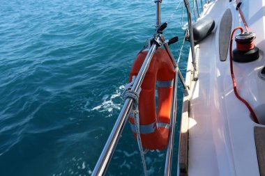 Akdeniz'de bir yatta büyük beyaz yelken 