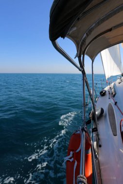 Akdeniz'de bir yatta büyük beyaz yelken 