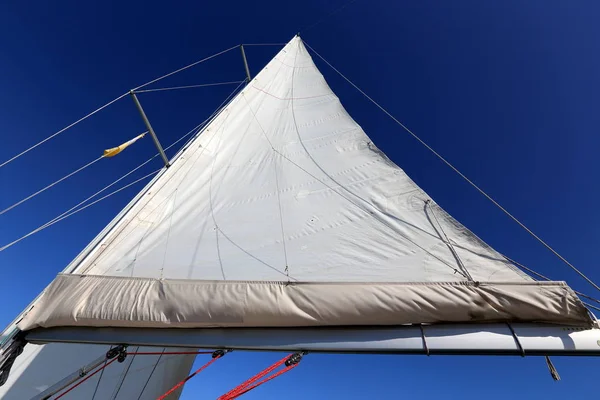 在地中海的游艇上的大白色帆 — 图库照片