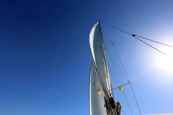 Grande Vela Bianca Uno Yacht Nel Mar Mediterraneo — Foto Stock