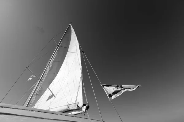 地中海のヨットの上で大きな白い帆 — ストック写真