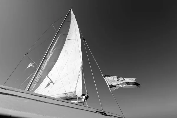 地中海のヨットの上で大きな白い帆 — ストック写真