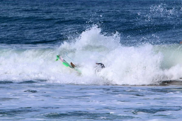Surf Monter Des Athlètes Sur Une Vague Sur Des Panneaux — Photo