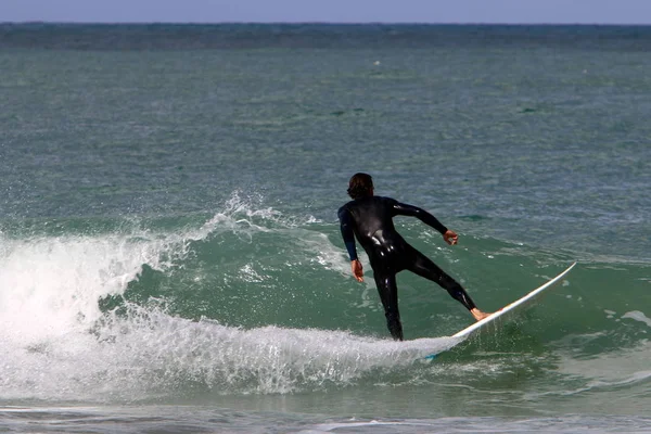 Surfen Sportler Auf Einer Welle Auf Speziellen Light Boards Reiten — Stockfoto