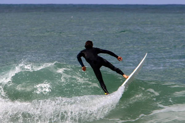 Surf Cavalcare Atleti Onda Speciali Tavole Luminose — Foto Stock