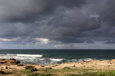 Gökyüzünün rengi ve türünü bağlıdır günün saati, yıl ve ana hava zaman 