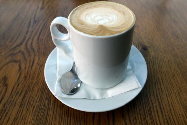 hangi kahve dökülür masada bir cam olduğunu 