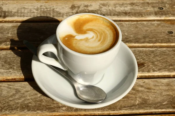 Een Glas Tafel Waarin Koffie Wordt Gegoten — Stockfoto