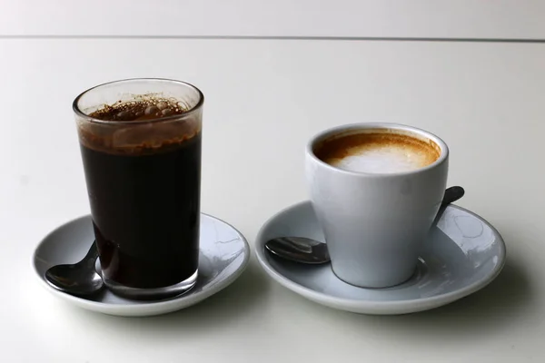 Bicchiere Sul Tavolo Cui Viene Versato Caffè — Foto Stock