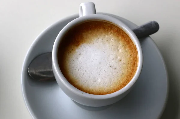 Auf Dem Tisch Steht Ein Glas Das Kaffee Gegossen Wird — Stockfoto