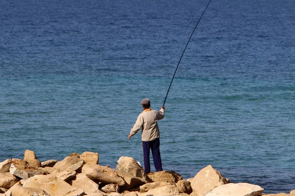 Der Fischer Sitzt Ufer Und Fängt Fische — Stockfoto