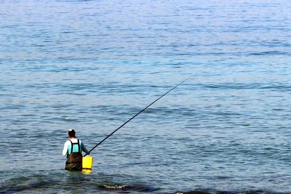 Fisherman Sits Shore Catches Fish — Stock Photo, Image