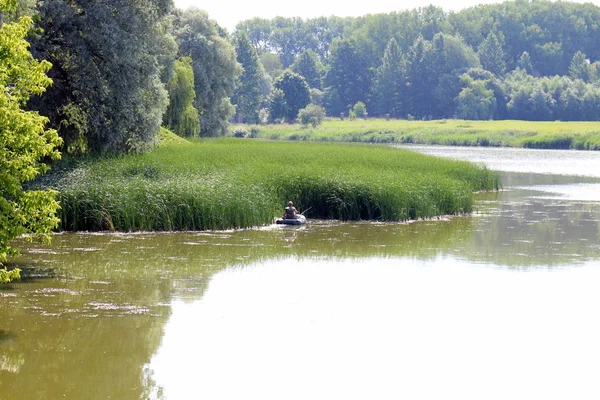 Der Fischer Sitzt Ufer Und Fängt Fische — Stockfoto