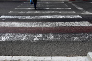Bir kaldırım sokak tarafında bulunan bir yaya geçit olduğunu 