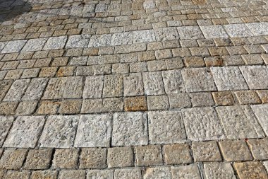 Bir kaldırım sokak tarafında bulunan bir yaya geçit olduğunu 