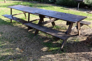 geri kalanı için bir Bank açık bir parkta duruyor 